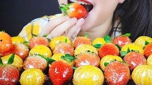 吃糖葫芦视频,一串糖葫芦，带你穿越童年时光