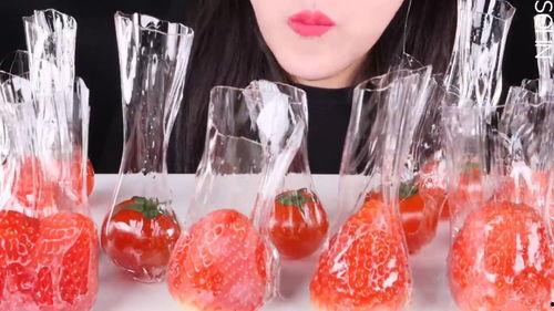 吃糖葫芦视频,一串糖葫芦，带你穿越童年时光