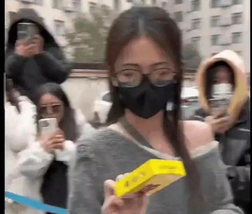 红领巾吃瓜爆料lisa,揭秘Lisa背后的故事