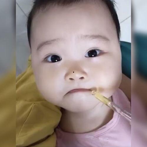 宝宝吃药视频,温馨治愈的育儿瞬间