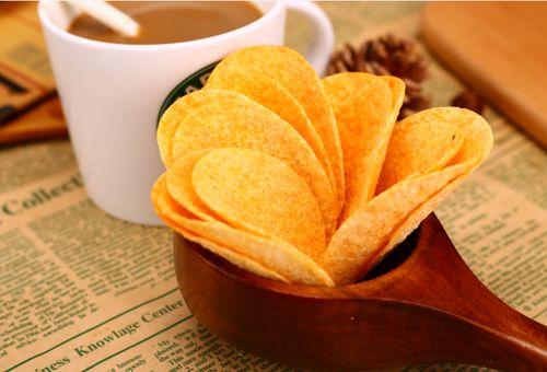 黑瓜吃小朋友薯片好吗有营养吗,营养分析及适宜性探讨