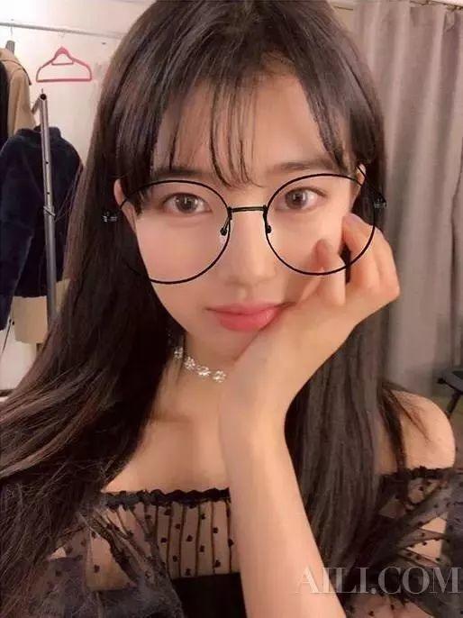 眼镜妹宿舍吃瓜爆料本人跟闺蜜,闺蜜间的吃瓜爆料大公开