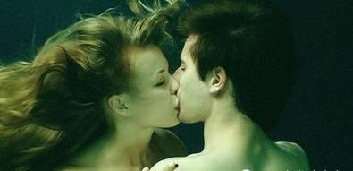 女人亲吻视频,捕捉女人深情亲吻的动人瞬间