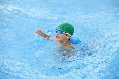 小孩游泳视频大全,儿童游泳视频集锦赏析