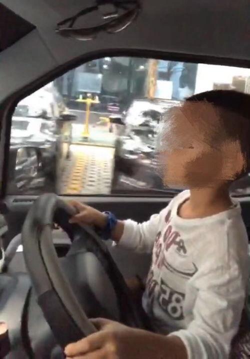 小孩开车视频,揭秘小孩开车视频背后的欢乐时光