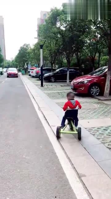 小朋友骑车视频,小骑手们的快乐骑行时光