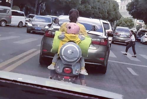 小朋友骑车视频,小骑手们的快乐骑行时光