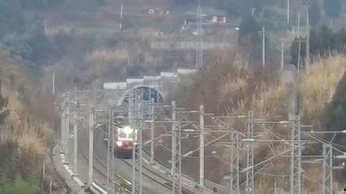 火车隧道视频,揭秘火车隧道的震撼瞬间