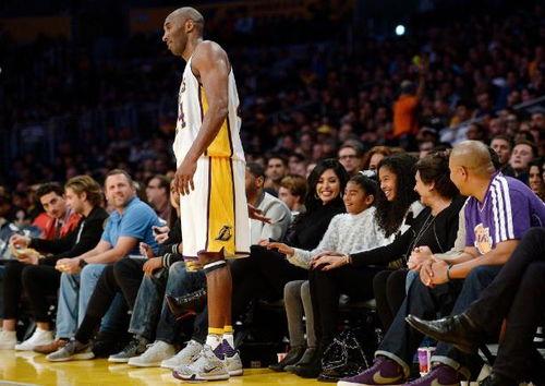 科比打篮球比赛的视频,篮球场上的传奇瞬间