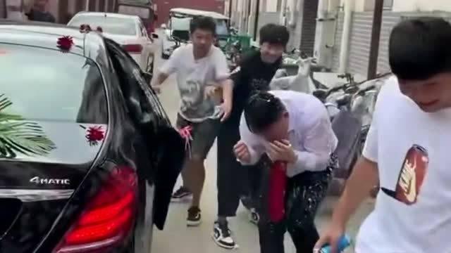 搞笑打架视频,笑料百出！一场搞笑打架视频的欢乐盛宴