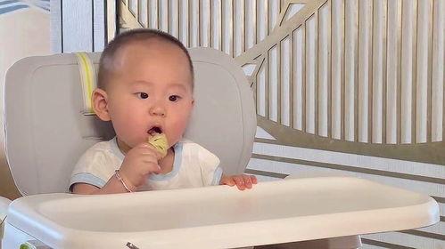 小孩吃东西视频,宝宝品尝世界美味瞬间