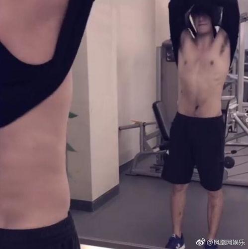 秀腹肌视频,健身达人展示完美身材秘诀