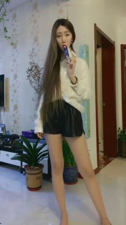 小学生穿白色丝袜视频,白色丝袜穿搭引关注