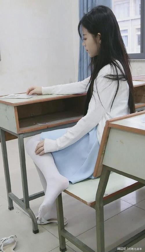 小学生穿白色丝袜视频,白色丝袜穿搭引关注